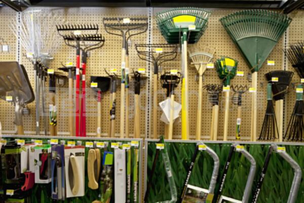 在商店里展示园艺工具