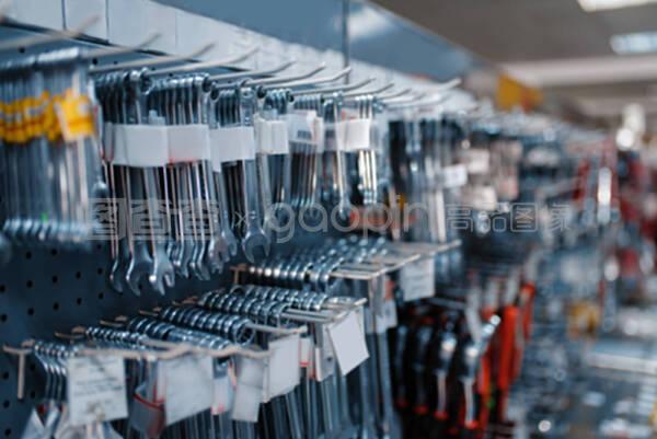 工具店里架子上的扳手,没人